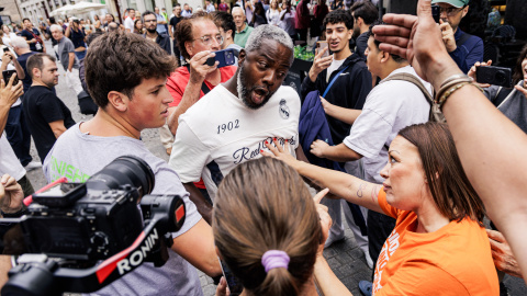 EuropaPress_7805260_decenas_personas_increpan_vaya_bertrand_ndongo_acampada_vivienda_puerta_sol Decenas de personas increpan para que se vaya a Bertrand Ndongo durante la acampada en por la vivienda, en la Puerta del Sol.
