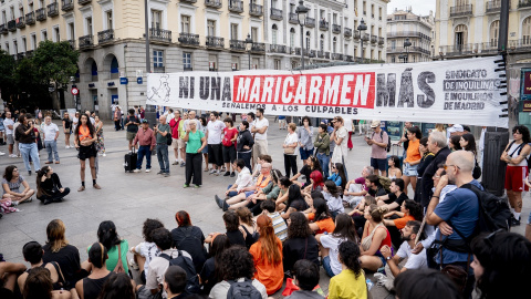 Numerosas personas con pancarta con lema 'Ni una Maricarmen más' se concentran en tiendas de campaña para exigir la aprobación de un decreto sobre vivienda, en la Puerta del Sol. Numerosas personas con pancarta con lema 'Ni una Maricarmen más' se concentran en tiendas de campaña para exigir la aprobación de un decreto sobre vivienda, en la Puerta del Sol.
