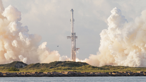 El cohete Starship V3 de SpaceX despega de la plataforma de lanzamiento en su decimocuarta prueba de vuelo.