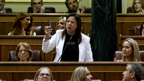 La diputada del PP Ana Belén Vázquez muestra un bote de gas pimienta durante un pleno en el Gongreso La diputada del PP Ana Belén Vázquez muestra un bote de gas pimienta durante un pleno en el Gongreso.