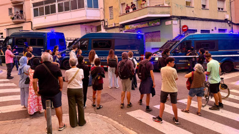 Veïns a l'entorn de l'immoble del barri de Cerdanyola de Mataró on s'ha produït el desnonament d'una família vulnerable aquest dimarts, 29 de setembre. 29/09/2026 Veïns a l'entorn de l'immoble del barri de Cerdanyola de Mataró on s'ha produït el desnonament d'una família vulnerable aquest dimarts, 29 de setembre.