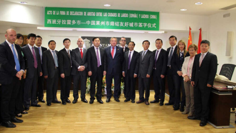 Polémica en Laredo por un audio que desvela la visita de concejales a un prostíbulo durante un viaje oficial a China