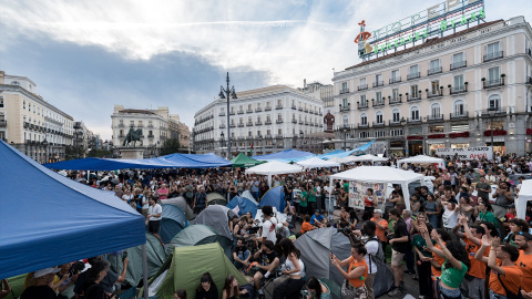 Numerosas personas pasan la segunda noche acampados para exigir la aprobación de un decreto sobre vivienda, en la Puerta del Sol, a 27 de septiembre de 2026, en Madrid. Numerosas personas pasan la segunda noche acampados para exigir la aprobación de un decreto sobre vivienda, en la Puerta del Sol, a 27 de septiembre de 2026, en Madrid.