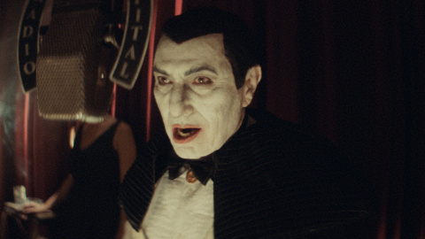 Arturo Fleitas interpretando a Drácula en la emisora de radio.