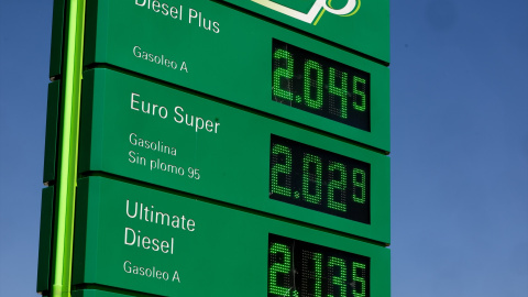 Una imagen de archivo del cartel con los precios en una gasolinera. Una imagen de archivo del cartel con los precios en una gasolinera.