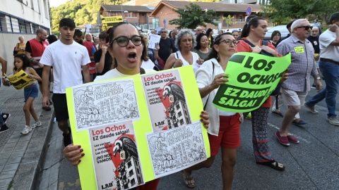 Manifestación en Erandio Vecinos de Los Ochos de Erandio y el sindicato LAB se manifiestan para protestar contra Mosaic Propco SL, que se niega a renovar los contratos de los inquilinos de un bloque de viviendas.