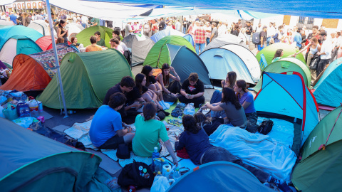 Manifestantes en la acampada de la Puerta del Sol, este lunes en Madrid.