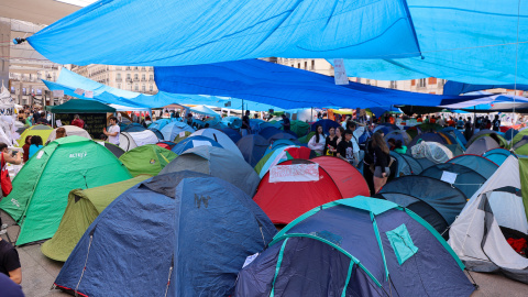 puerta del sol acampada Manifestantes en la acampada de la Puerta del Sol, este lunes en Madrid.