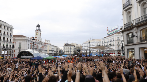 Vista de la Puerta del Sol donde unas mil personas llevan acampadas ya tres noches en protesta por la situación de la vivienda