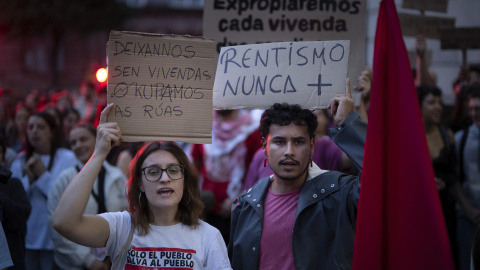 Decenas de personas participan en una concentración y posterior manifestación convocada para exigir soluciones al problema de la vivienda.