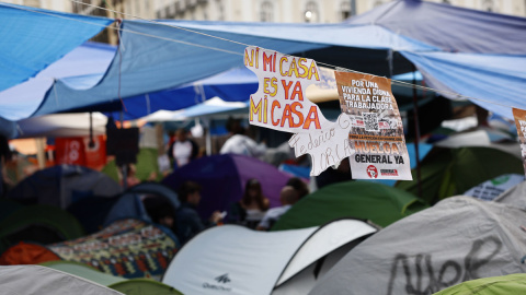 jovenesvivienda Vista de la Puerta del Sol en Madrid donde miles personas continúan acampadas en protesta por la situación de la vivienda en España.