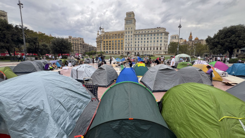 L'aspecte de Plaça Catalunya, amb més d'una trentena de tendes de campanya instal·lades L'aspecte de Plaça Catalunya, amb més d'una trentena de tendes de campanya instal·lades