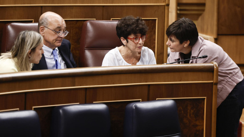 La ministra de Vivienda, Isabel Rodríguez conversa con la diputada del PNV, Maribel Vaquero durante la sesión de control al Gobierno, este miércoles en el Congreso La ministra de Vivienda, Isabel Rodríguez conversa con la diputada del PNV, Maribel Vaquero durante la sesión de control al Gobierno, este miércoles en el Congreso.
