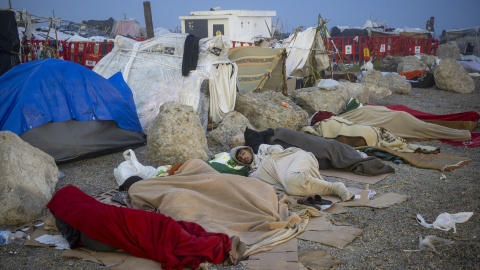 Migrantes en el asentamiento en la playa de El Trampolín, a 30 de septiembre de 2026, en Ceuta. Migrantes en el asentamiento en la playa de El Trampolín, a 30 de septiembre de 2026, en Ceuta.