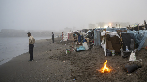 EuropaPress_7810431_migrantes_asentamiento_playa_trampolin_30_septiembre_2026_ceuta_espana Migrantes en el asentamiento en la playa de El Trampolín, a 30 de septiembre de 2026, en Ceuta (España).