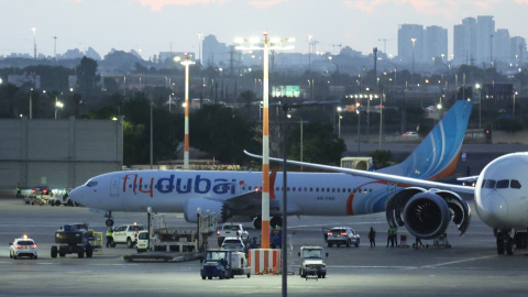 El avión de Fly Dubai en el aeropuerto de Tabuk, Arabia Saudí, donde tuvo que aterrizar tras un incidente a bordo.