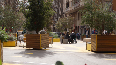 Diverses persones en un dels espais de la superilla de Sant Antoni, a la ciutat de Barcelona Diverses persones en un dels espais de la superilla de Sant Antoni, a la ciutat de Barcelona
