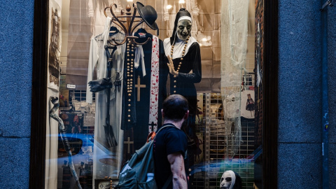 Disfraces para Haloween expuestos en un escaparate de Madrid.