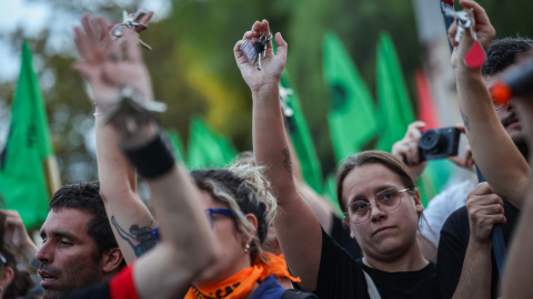 Activistes fan sonar les seves claus a la protesta a l'avinguda Diagonal de Barcelona per exigir solucions a la crisi de l'habitatge (dilluns 28 de setembre del 2026) Activistes fan sonar les seves claus a la protesta a l'avinguda Diagonal de Barcelona per exigir solucions a la crisi de l'habitatge