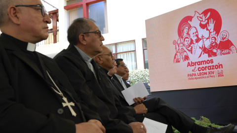 Sacerdotes observan el emblema oficial de la visita de León XIV a Perú.