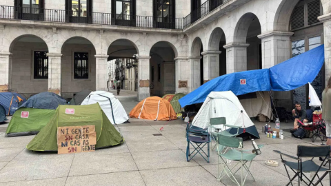 Acampada en la plaza Porticada de Santander por una vivienda digna