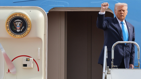 El presidente de EEUU, Donald Trump, hace un gesto mientras se sube el Air Force One para partir hacia Corea del Sur. El presidente de EEUU, Donald Trump, hace un gesto mientras se sube el Air Force One para partir hacia Corea del Sur.28/10/2025 ONLY FOR USE IN SPAIN