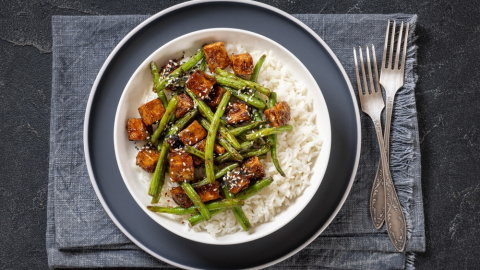 Judías verdes salteadas con tofu.