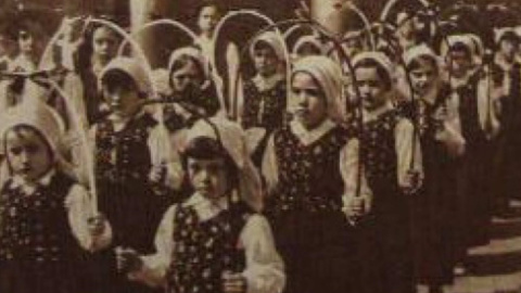 foto.def Un grupo de niñas y niños vinculados a la Fraternidad en una fotografía publicada en la revista Estampa en 1933.
