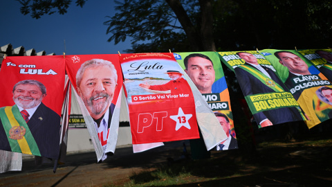Banderas de Lula y Flávio Bolsonaro.