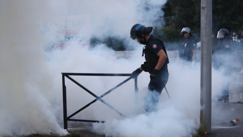 EuropaPress_7814290_01_october_2026_france_anglet_police_officer_wearing_helmet_and_visor_walks 01 October 2026, France, Anglet: A police officer wearing a helmet and visor walks through tear gas during a protest outside the Lycee Cantau, against overcrowded classes and a lack of resources. The movement, which began in the Paris region a week ago, has spread across France, with hundreds of high schools blocked. Photo: Jules Buon/ZUMA Press Wire/dpa01/10/2026 ONLY FOR USE IN SPAIN