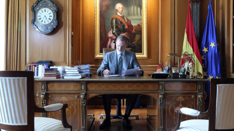 Felipe VI en su despacho del Palacio de la Zarzuela Felipe VI en su despacho del Palacio de la Zarzuela