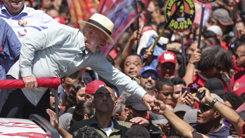 El presidente de Brasil y candidato a la reelección, Luiz Inácio Lula da Silva, saluda a sus simpatizantes en São Paulo.