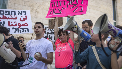 Manifestantes de izquierda israelíes se concentran frente al Tribunal Supremo de Jerusalén el 1 de octubre de 2026
