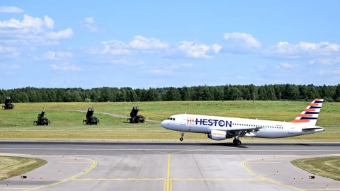 El aeropuerto de Vilnius junto a los sistemas de defensa aérea, en una imagen de archivo. El aeropuerto de Vilnius junto a los sistemas de defensa aérea, en una imagen de archivo.