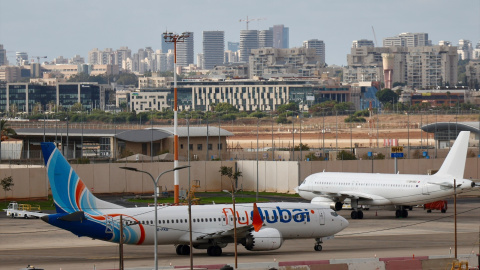 (Foto de ARCHIVO)30 September 2026, Israel, Lod: A Flydubai plane is parked on the Apron of Ben Gurion International Airport. A pilot on a Tel Aviv-bound flight allegedly stabbed his co-pilot and tried to crash the aircraft on Wednesday, according to Israeli officials and media reports. The plane made an emergency landing at Prince Sultan bin Abdulaziz International Airport in the north-western Saudi city of Tabuk after issuing a distress call, the airport said. Photo: Jamal Awad/dpa30/9/2026 ONLY FOR USE IN SPAIN