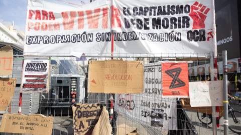 EuropaPress_7811360_varios_carteles_acampada_puerta_sol_30_septiembre_2026_madrid_espana (Foto de ARCHIVO)Varios carteles en la acampada de la Puerta del Sol, a 30 de septiembre de 2026, en Madrid (España). La acampada por la vivienda instalada en la Puerta del Sol ha obligado a aplazar el montaje de la exposición '1776-We The Hispanics', prevista desde este jueves dentro de Hispanidad 2026, y deja en el aire la instalación de los escenarios para las actividades programadas en este punto de la capital.Jesús Hellín / Europa Press30 SEPTIEMBRE 2026;ACAMPADA;VIVIENDA;TIENDAS DE CAMPAÑA;SOL;30/9/2026