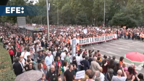 Miles de personas llegan a Cibeles desde Atocha por el acceso a la vivienda