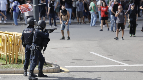 Policías durante la manifestación en València por la vivienda. Policías durante la manifestación en València por la vivienda.