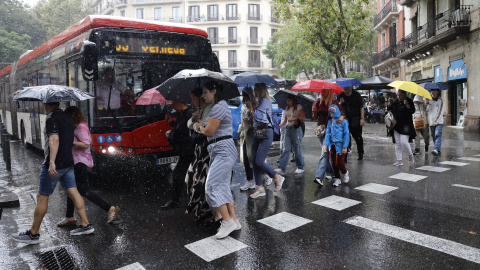 Varias personas caminan bajo la lluvia en Barcelona, 2 de octubre de 2026. Varias personas caminan bajo la lluvia en Barcelona, 2 de octubre de 2026.