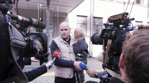 Andris Kulbergs vota junto a su hijo en Riga, el 3 de octubre de 2026. Andris Kulbergs vota junto a su hijo en Riga, el 3 de octubre de 2026.