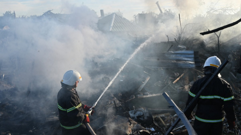 AFP__20261002__D23P8QT__v1__MidRes__UkraineRussiaConflictWar Firefighters extinguish a fire at a house following air strikes in Kharkiv on October 2, 2026, amid the Russian invasion of Ukraine. (Photo by SERGEY BOBOK / AFP)