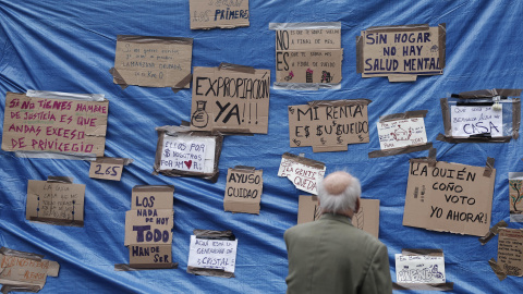 Acampada en Sol Cientos de personas continúan acampadas en la Puerta del Sol de Madrid, este domingo.