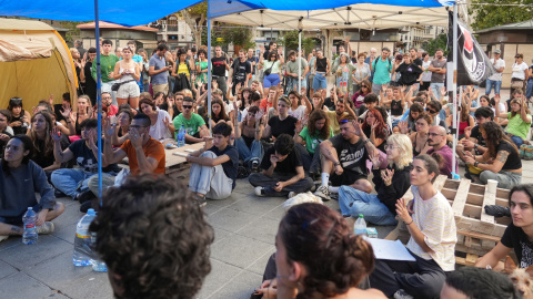 Decenas de personas acampadas en la Plaza del Ayuntamiento, este domingo, en València. Decenas de personas acampadas en la Plaza del Ayuntamiento, este domingo, en València.