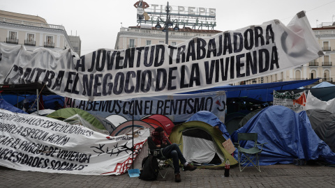 Cientos de personas continúan acampadas por el derecho a la vivienda, en la Puerta del Sol, este domingo 4 de octubre. Cientos de personas continúan acampadas por el derecho a la vivienda, en la Puerta del Sol, este domingo 4 de octubre.