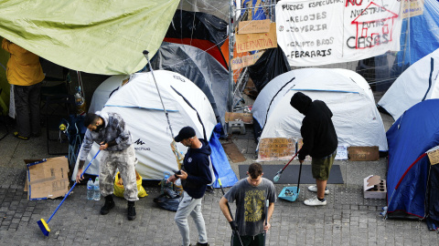 Varios jóvenes realizan tareas de limpieza en la mañana de este lunes en el campamento de la puerta del Sol en Madrid. Varios jóvenes realizan tareas de limpieza en la mañana de este lunes en el campamento de la puerta del Sol en Madrid.