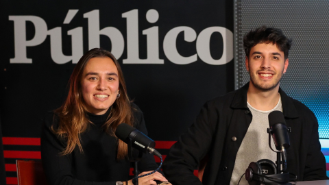 Los periodistas Helena Margarit y Chema Molina, en el plató de 'Público' Los periodistas Helena Margarit y Chema Molina, en el plató de 'Público'
