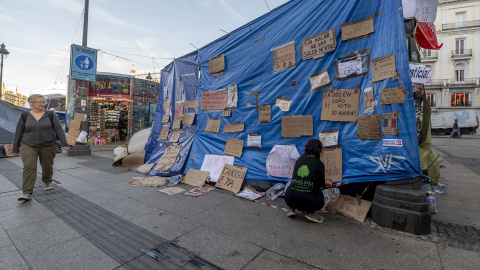 Una mujer pasea por el campamento de Sol, en una imagen tomada en la mañana de este lunes. Una mujer pasea por el campamento de Sol, en una imagen tomada en la mañana de este lunes.
