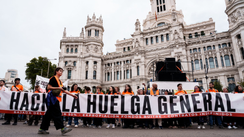 Numerosas personas sostienen una pancarta con lema 'Hacia la huelga general' durante la manifestación para exigir una reducción del precio de los alquileres de la vivienda. Numerosas personas sostienen una pancarta con lema 'Hacia la huelga general' durante la manifestación para exigir una reducción del precio de los alquileres de la vivienda.