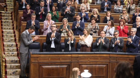 El presidente del Gobierno, Pedro Sánchez, recibe el aplauso de la tribuna socialista durante una sesión plenaria, en el Congreso de los Diputados, a 2 de octubre de 2026