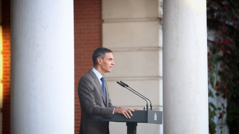El presidente del Gobierno, Pedro Sánchez, durante la declaración institucional realizada este lunes en Moncloa para anunciar el adelanto electoral.